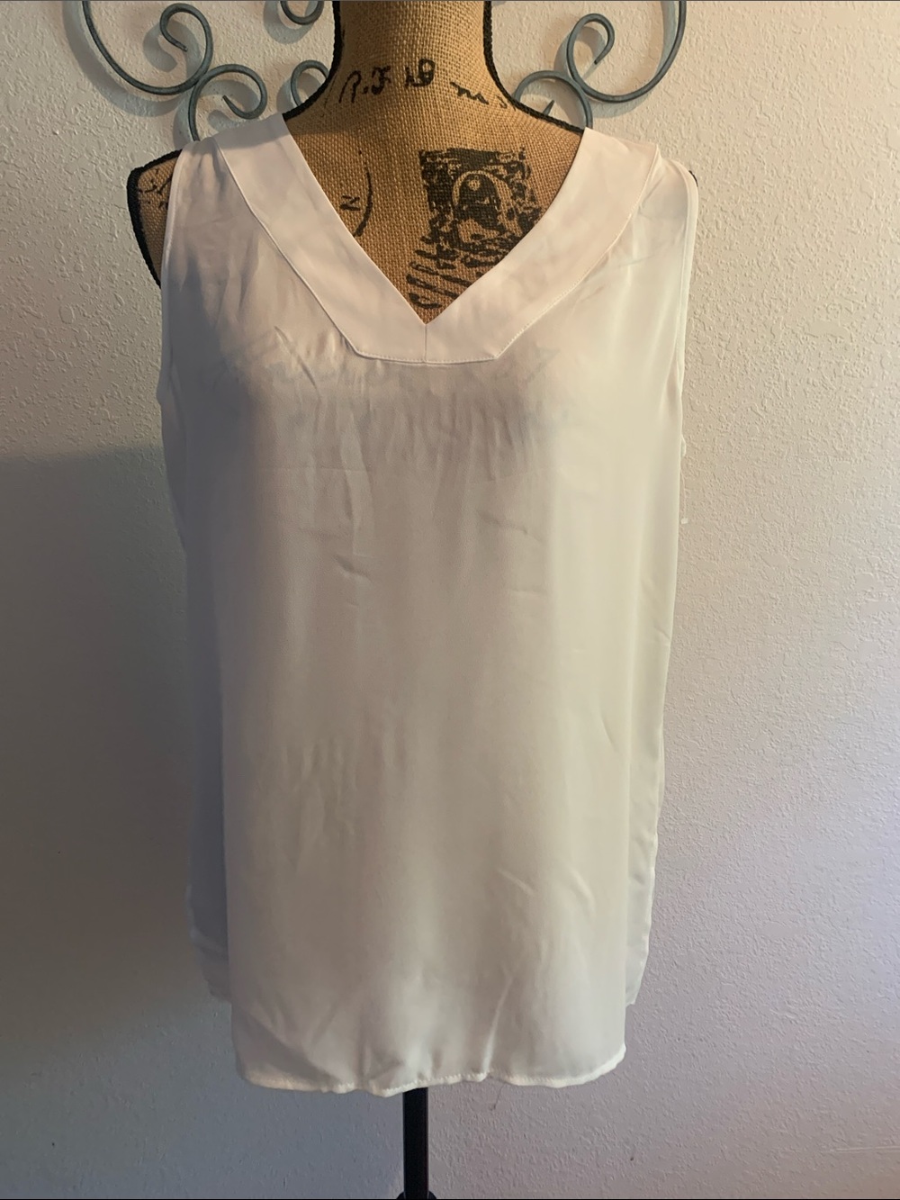 T Tahari White V-Neck Sleeveless Camisole